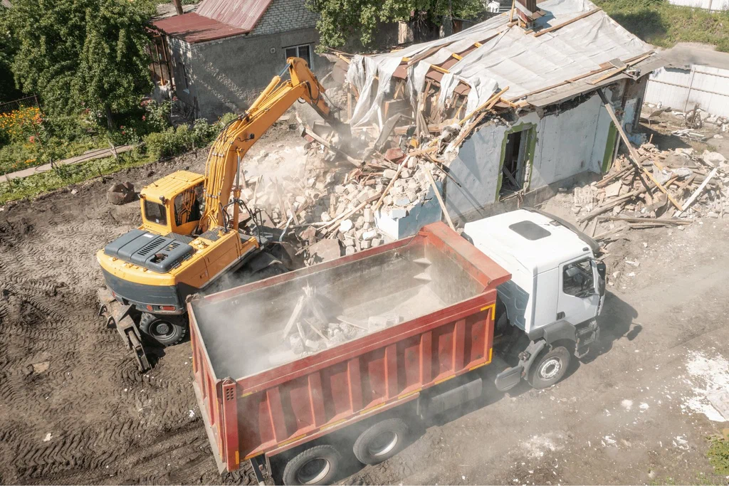 Вывоз мусора после сноса зданий с выездом в Люберцах в октябре