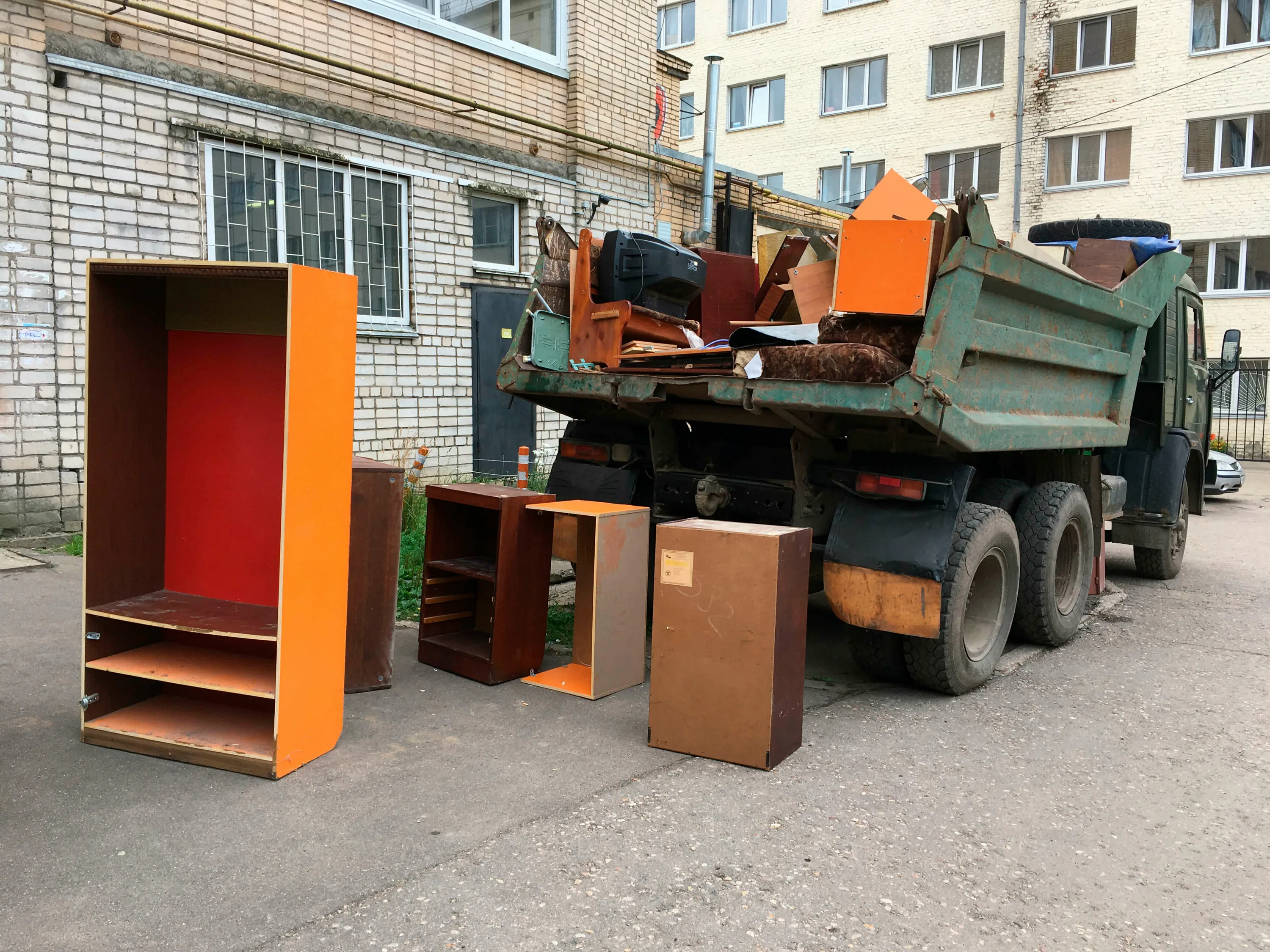 Утилизация старой мебели с вывозом и разбором в Люберцах в октябре