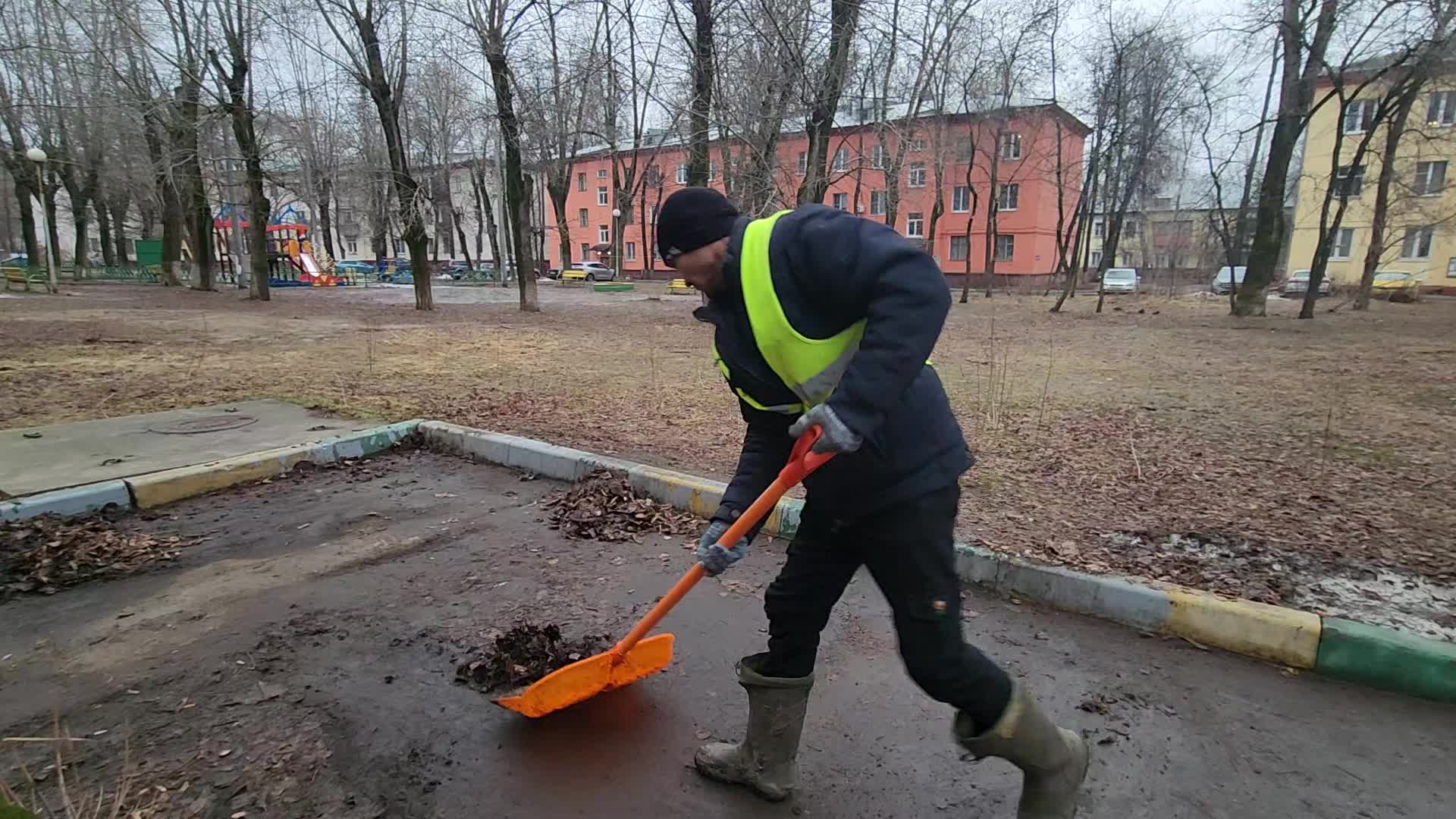Уборка территорий в Люберцах в октябре