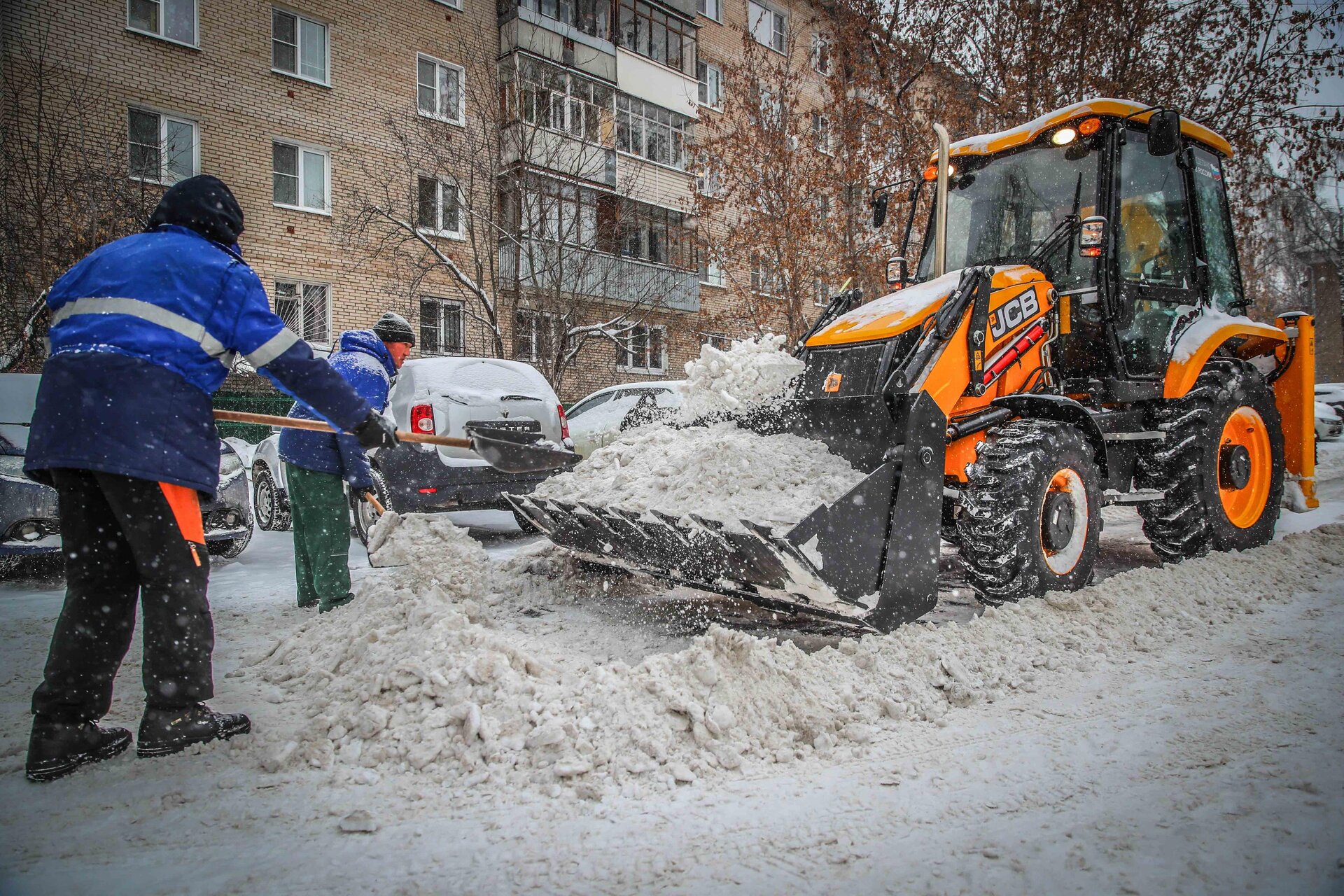 Очистка дворов от снега и наледи в Люберцах — уборка снега, трактор и ручная, цены от 526 руб. | ПроМусор