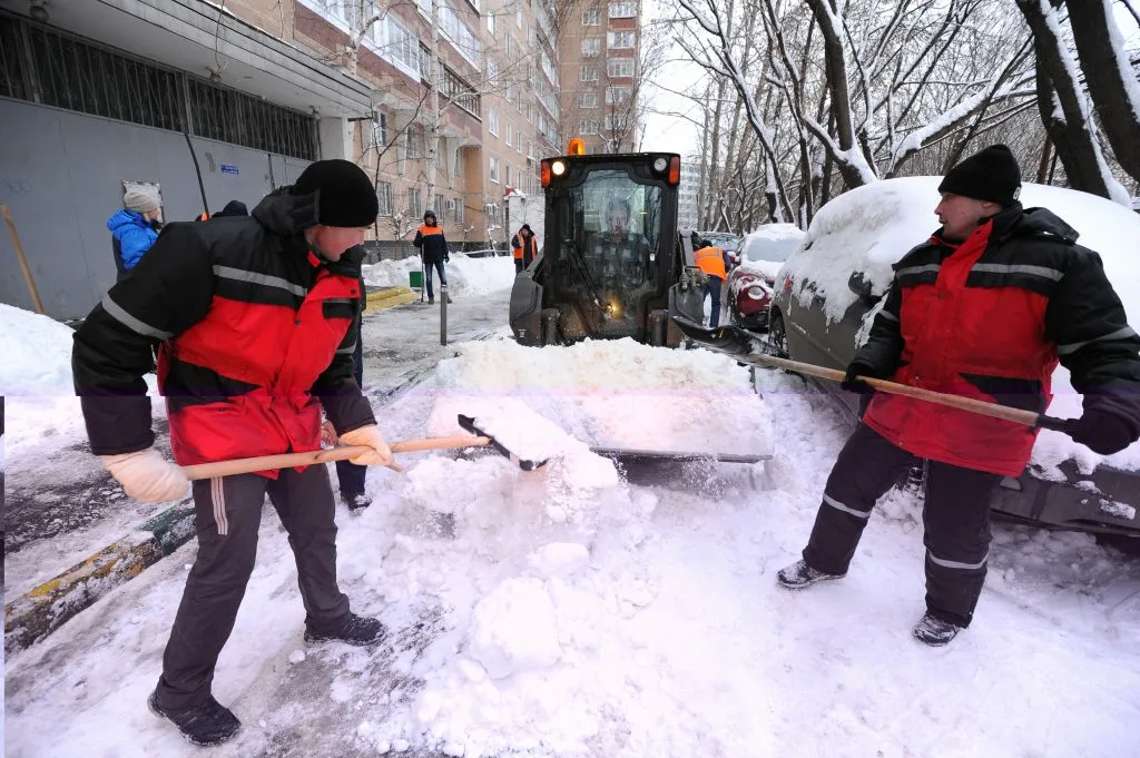 Очистка дворов от снега с гарантией результата в Люберцах в октябре