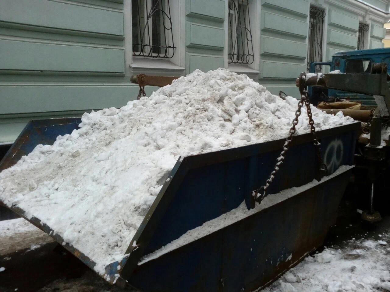 Вывоз снега контейнерами в Люберцах в октябре